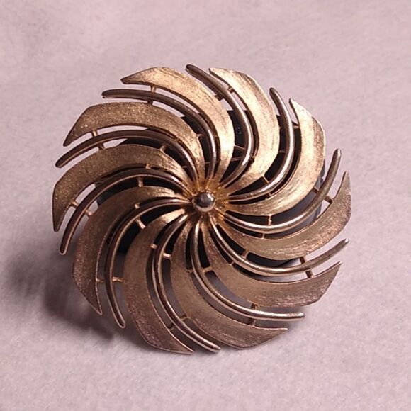 Elegant Gold Swirl Brooch Sarah Coventry Cottagecore Grandmacore Granny Chic - Picture 1 of 6
